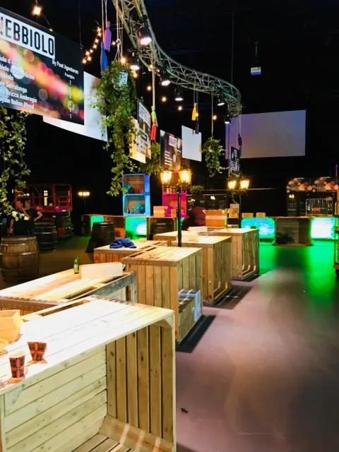 Stands with wooden crates and screens