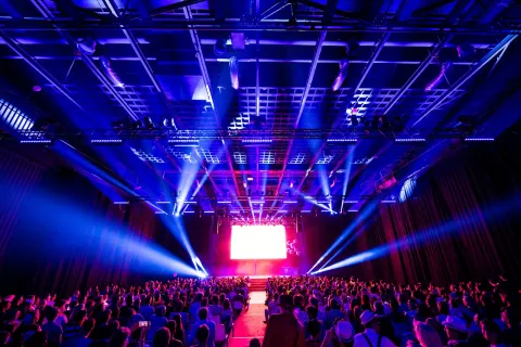 Podium en zaal in theateropstelling