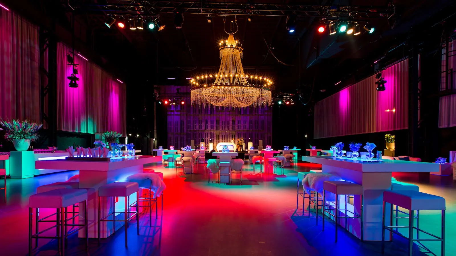Lounge met kroonluchter en verlichte bars