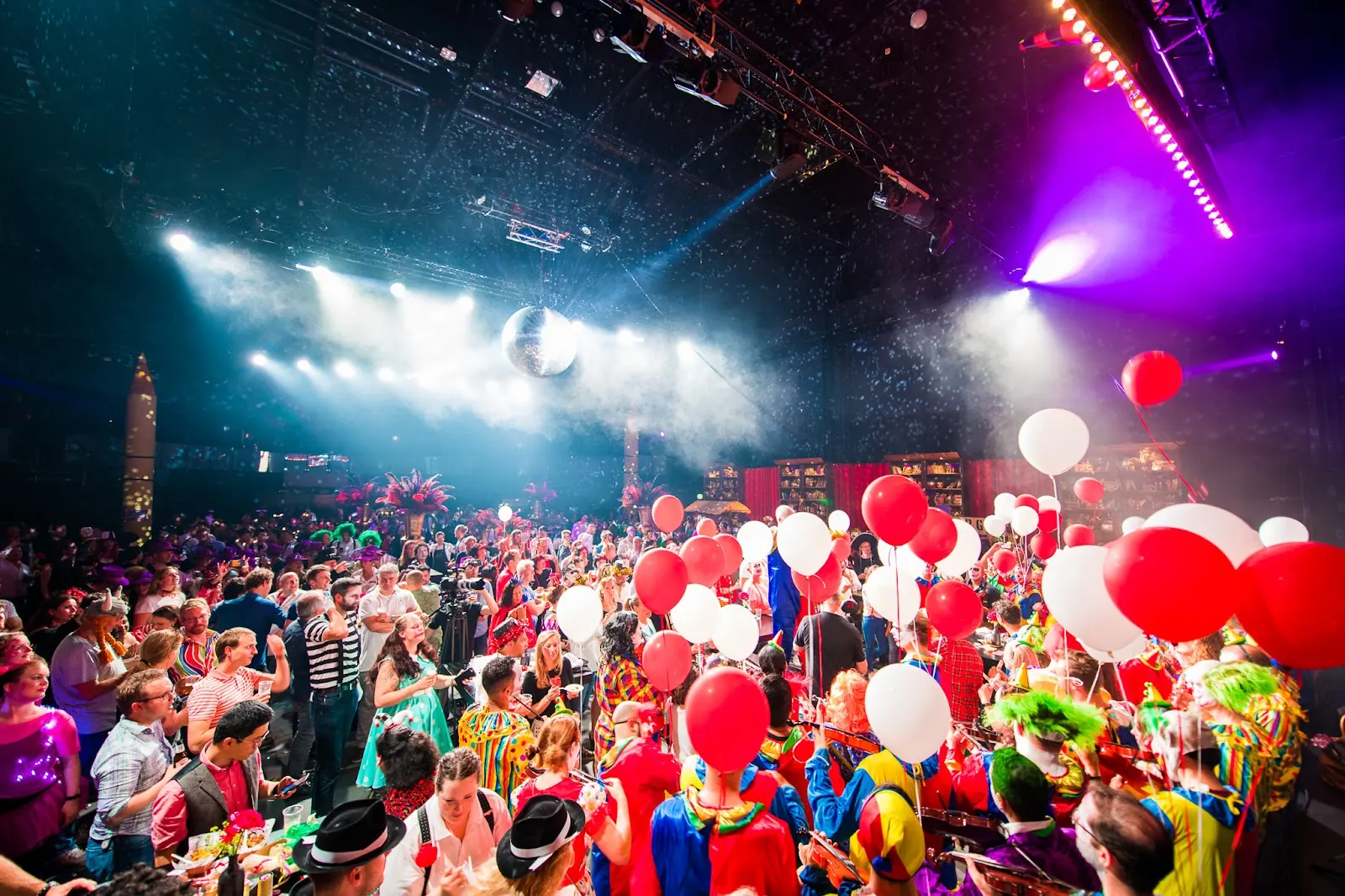 Party with a packed hall and balloons