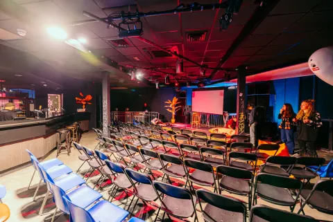 De kleine zaal met bar en podium